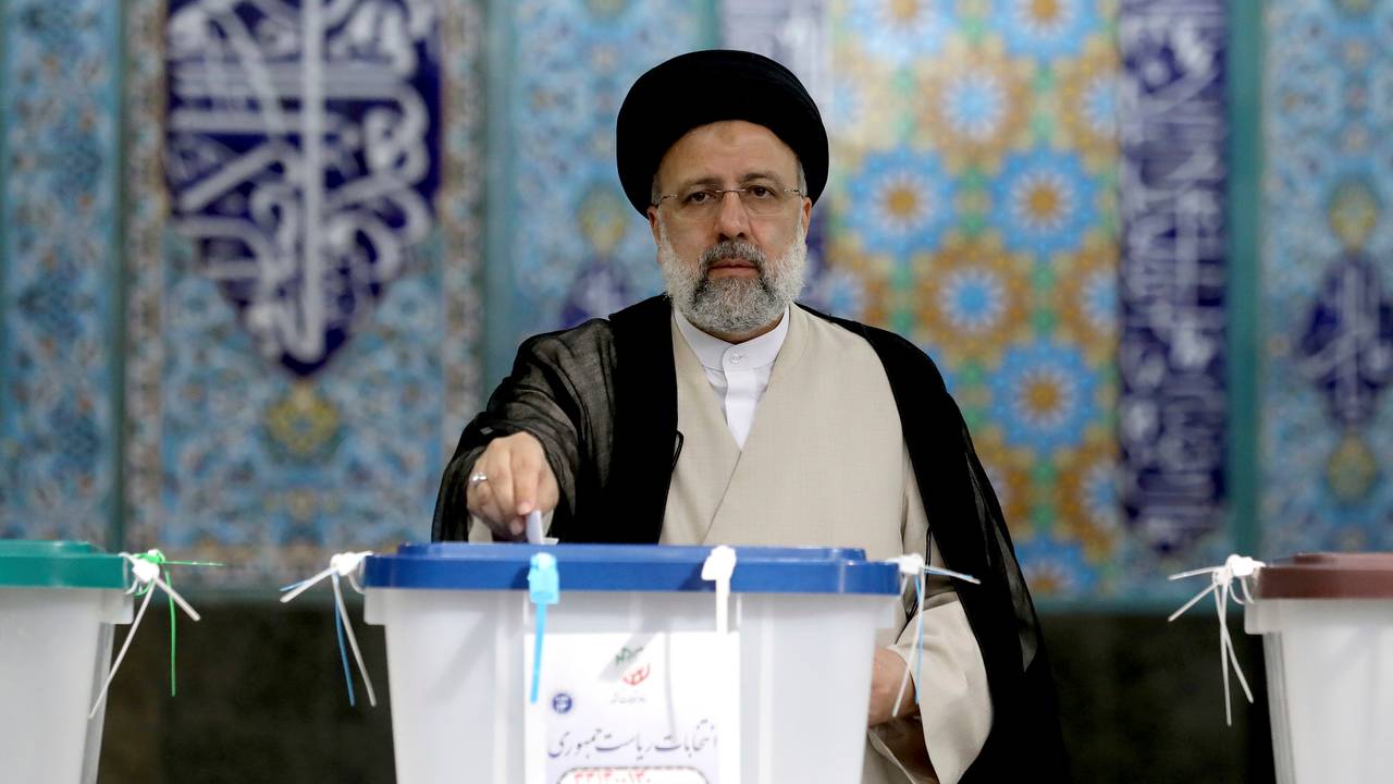 Ebrahim Raisi, Kandidat der Präsidentenwahl im Iran, bei der Stimmabgabe in einem Wahllokal am 18. Juni 2021.