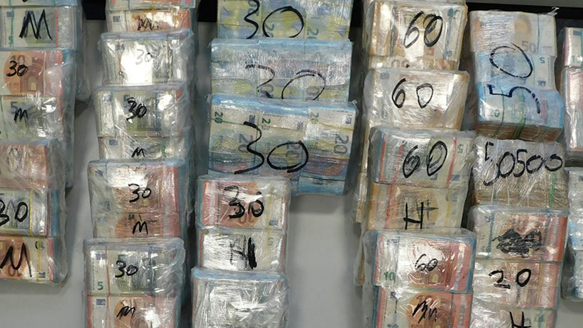 Die Polizei präsentiert den Millionen-Fund: Rund 800.000 Euro sind zu Bündeln in Folie verpackt.