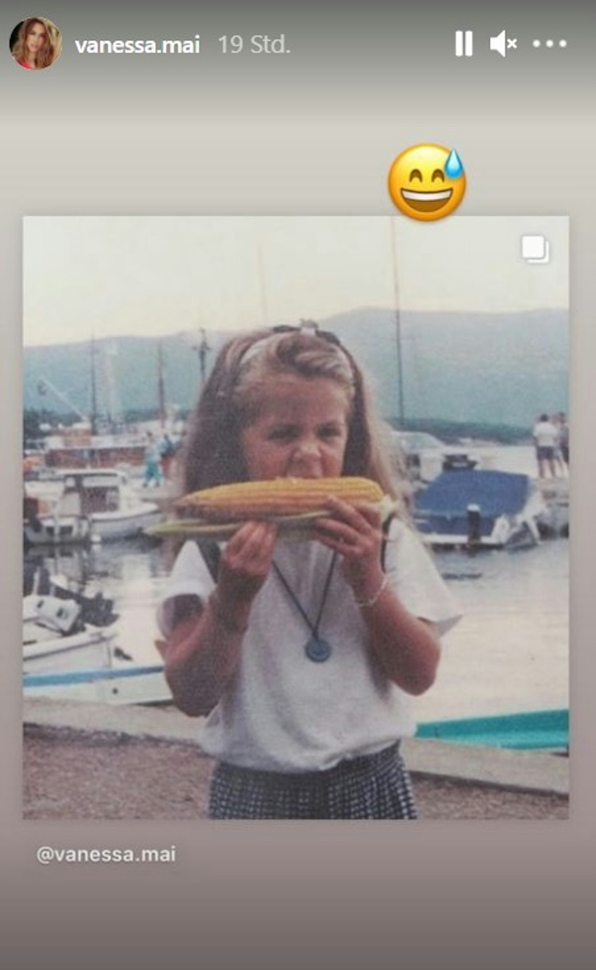 Vanessa Mai postete einen Schnappschuss in ihrer Instagram-Story. Das Foto zeigt die Schlagersängerin als etwa fünfjähriges Kind hingebungsvoll einen Maiskolben verspeisend.