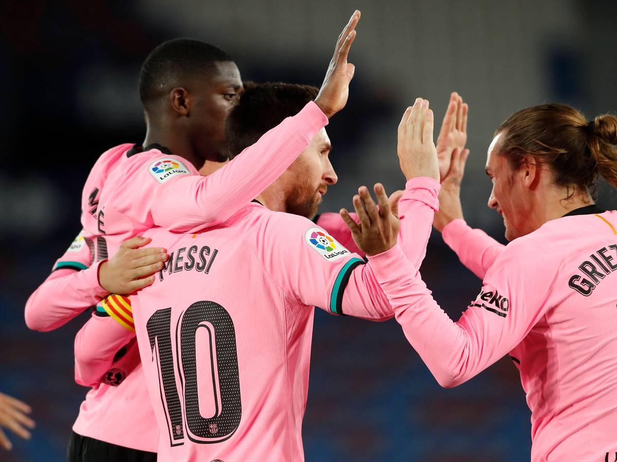 Ousmane Dembélé (l.) und Antoine Griezmann (r.), beim Torjubel mit Lionel Messi.