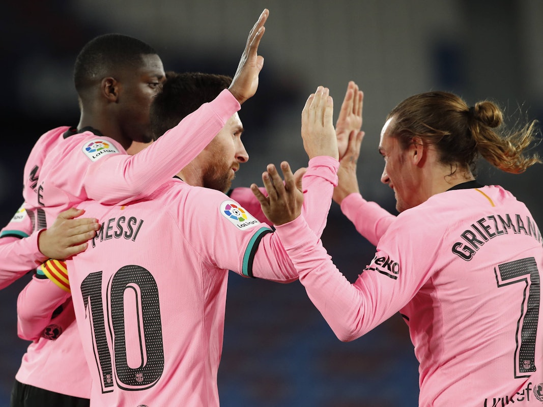 Ousmane Dembélé (l.) und Antoine Griezmann (r.), beim Torjubel mit Lionel Messi.