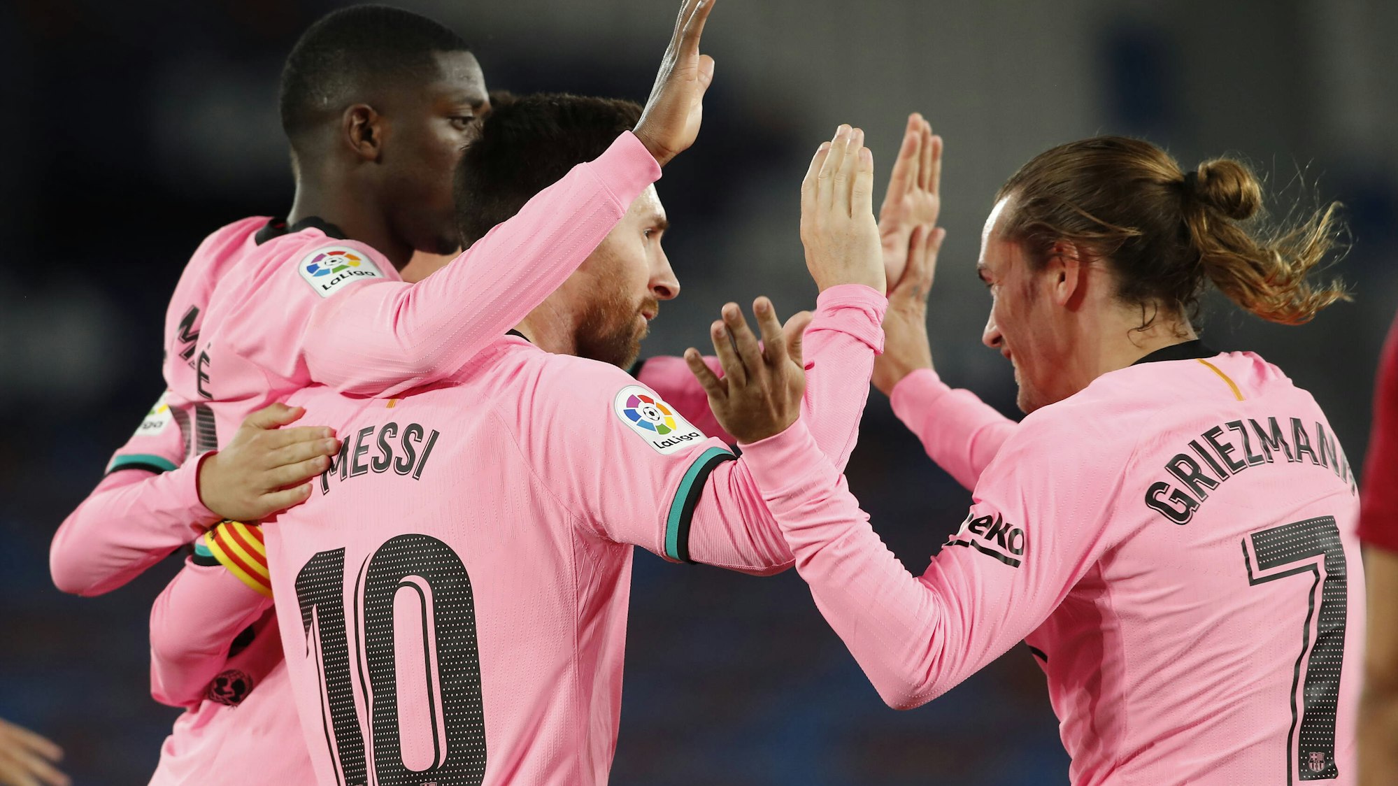 Ousmane Dembélé (l.) und Antoine Griezmann (r.), beim Torjubel mit Lionel Messi.