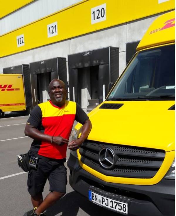 Der DHL-Bote Kangni Ayika.