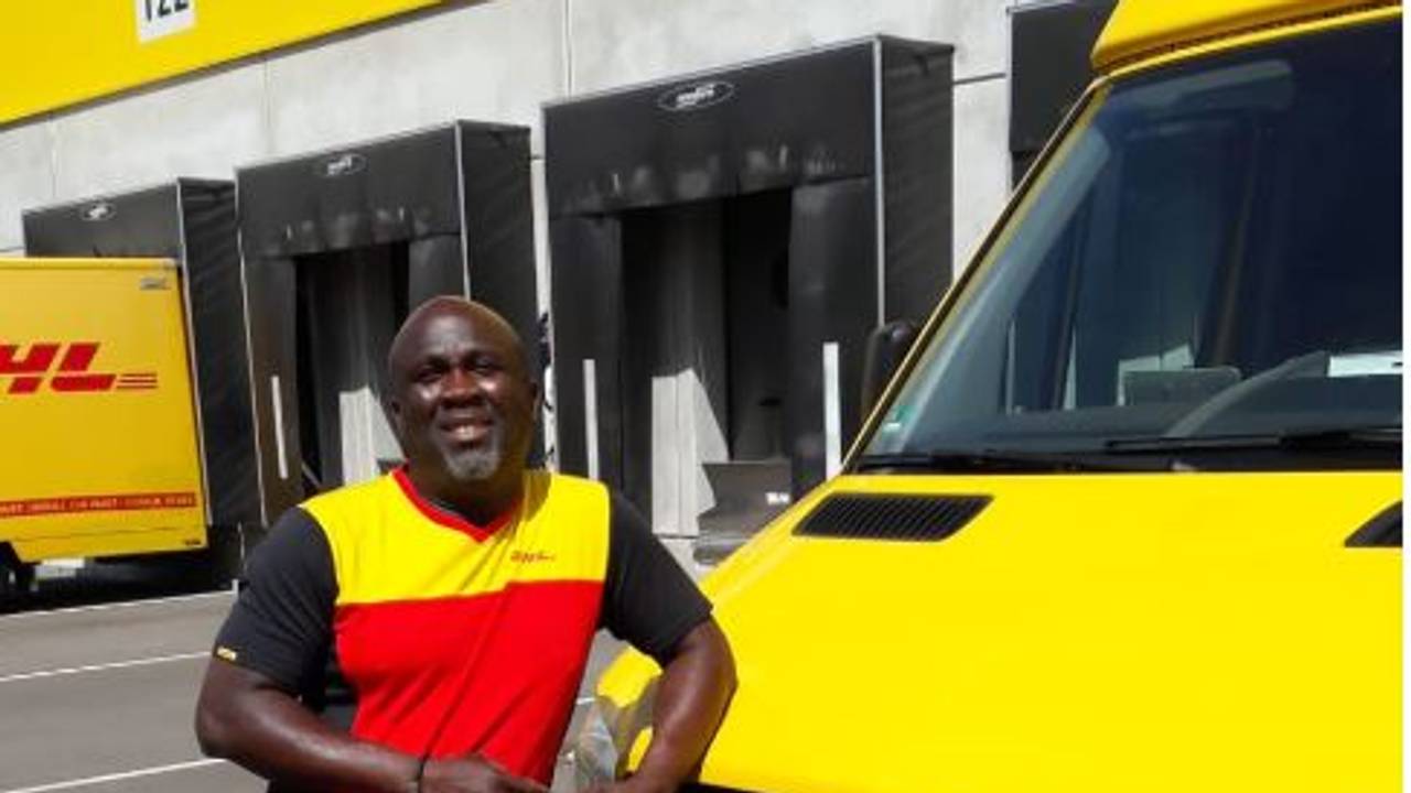 Der DHL-Bote Kangni Ayika.