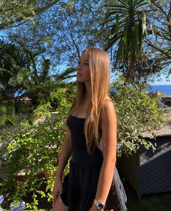 Shania Geiss steht auf einem Instagram-Foto aus dem Oktober 2020 im Grünen, hinter ihr ist das Meer zu sehen. Nach mehreren Tagen Abwesenheit hat sie sich am 25. Juni 2020 auf Instagram zurückgemeldet.
