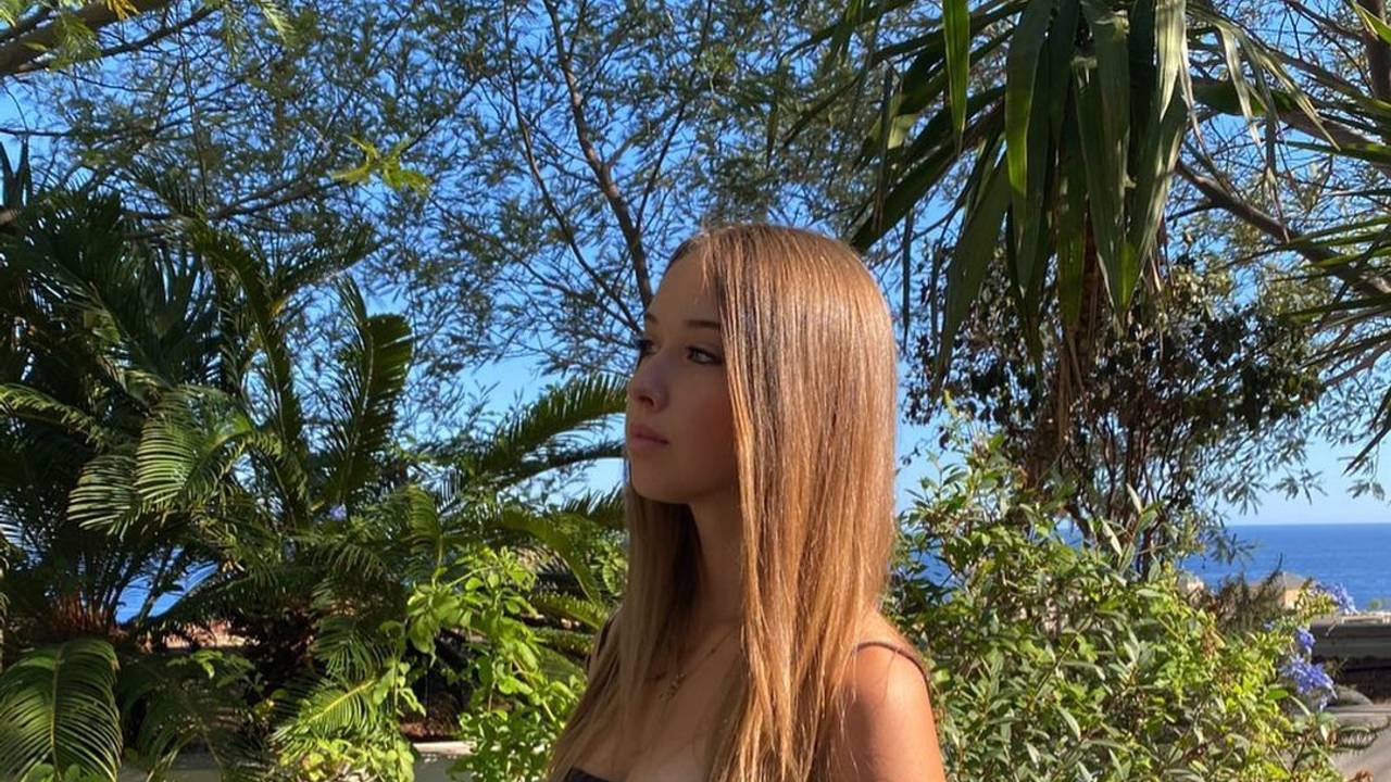 Shania Geiss steht auf einem Instagram-Foto aus dem Oktober 2020 im Grünen, hinter ihr ist das Meer zu sehen. Nach mehreren Tagen Abwesenheit hat sie sich am 25. Juni 2020 auf Instagram zurückgemeldet.