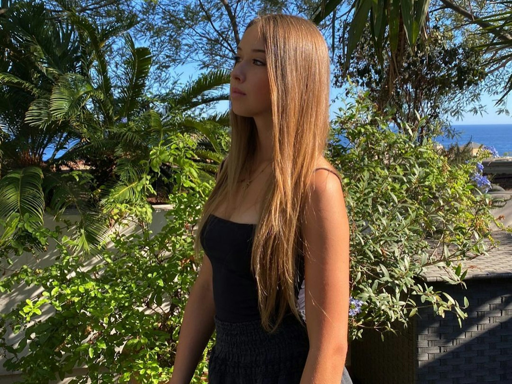 Shania Geiss steht auf einem Instagram-Foto aus dem Oktober 2020 im Grünen, hinter ihr ist das Meer zu sehen. Nach mehreren Tagen Abwesenheit hat sie sich am 25. Juni 2020 auf Instagram zurückgemeldet.