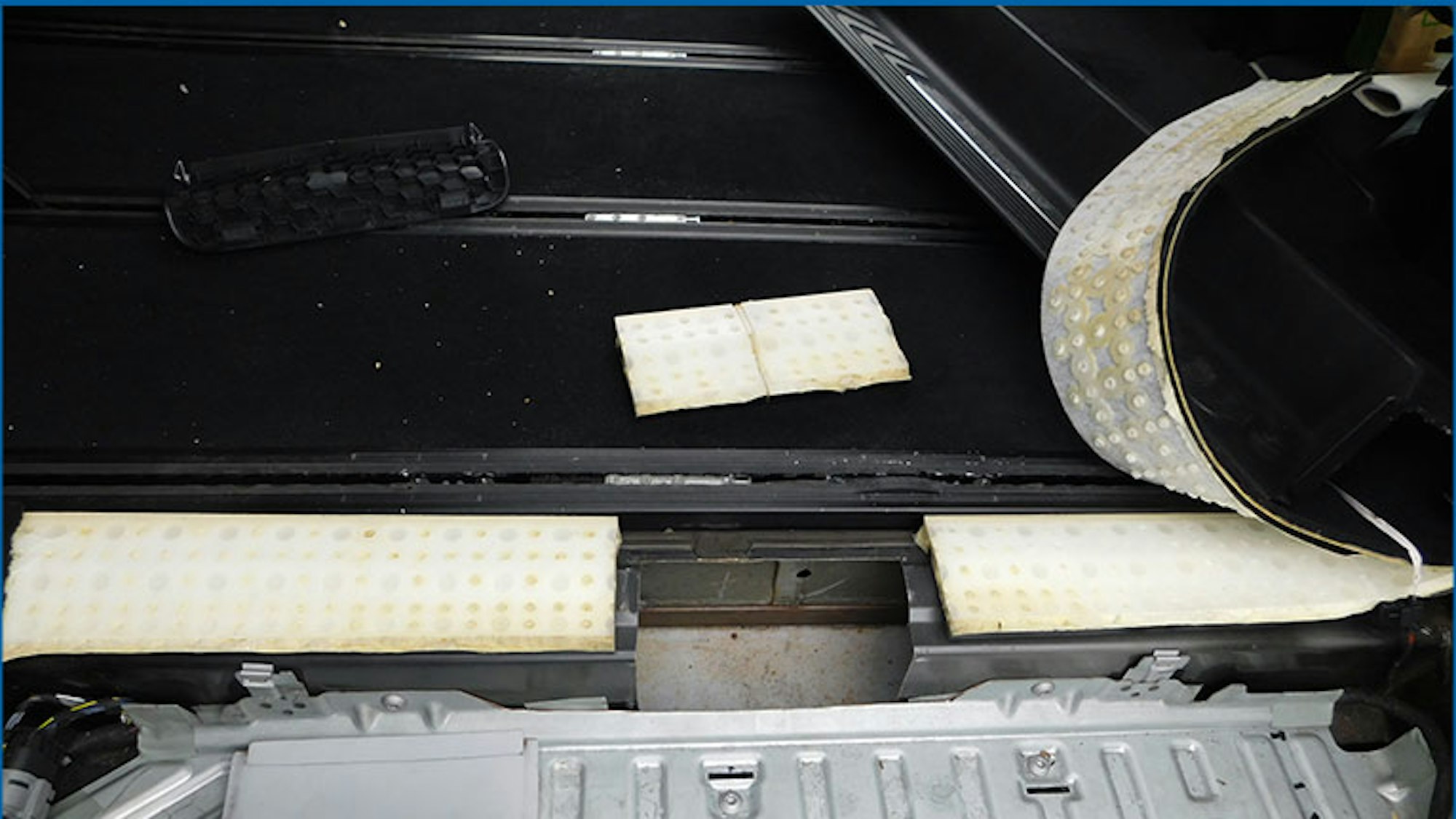 Die Einstiegsleiste der Beifahrertür ist hochgeklappt, darunter befindet sich ein Hohlraum.