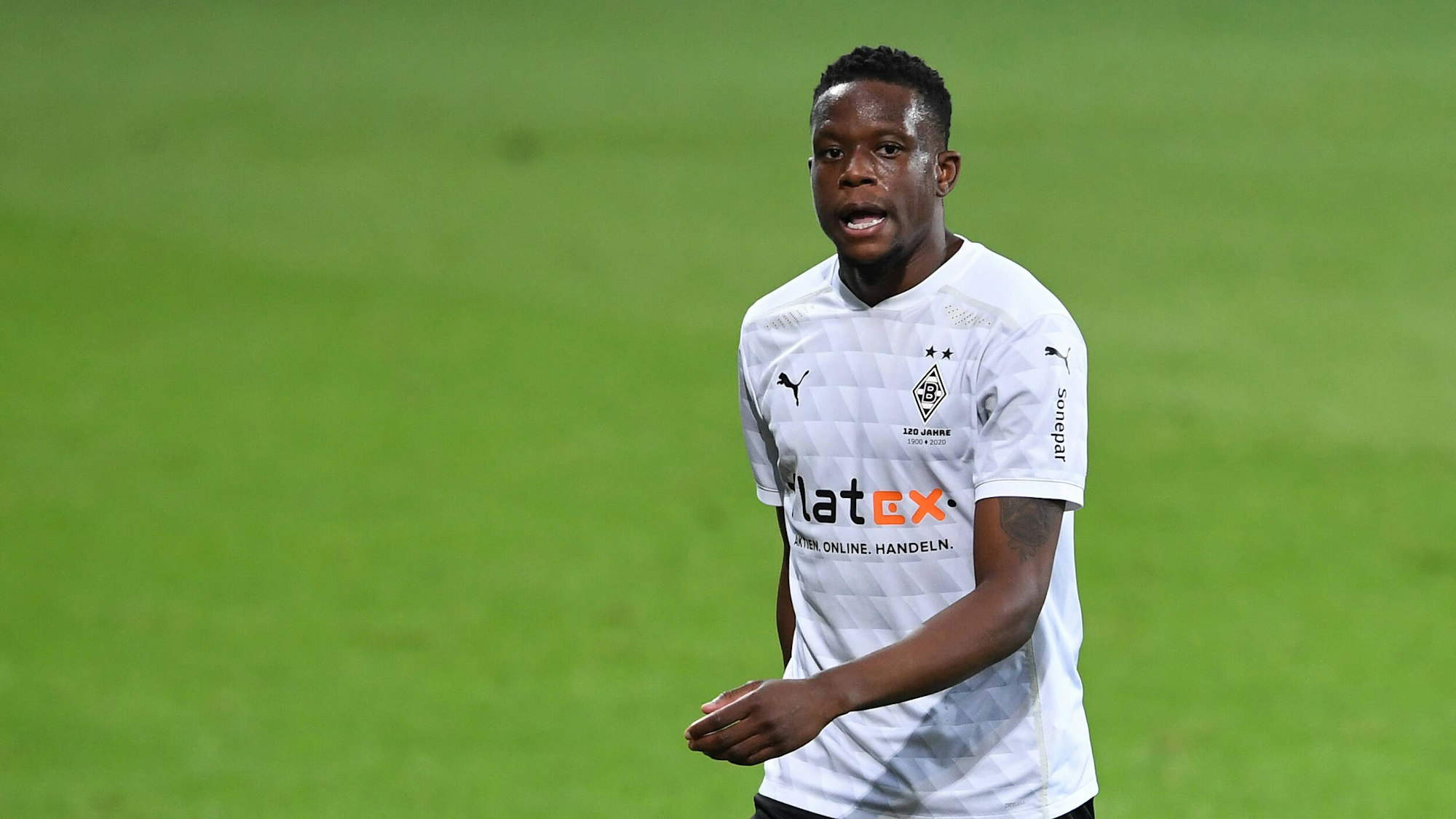 Gladbachs Denis Zakaria läuft im Borussen-Trikot über den grünen Rasen.