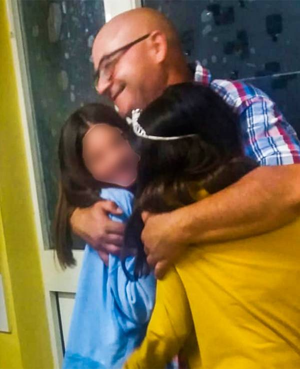 Das, Foto, das Fernando Porcu auf Facebook postete, zeigt ihn dabei, wie er seine beiden Töchter umarmt. Der Italiener aus Villamar rettete seine Tochter und zwei andere Mädchen vor dem Ertrinken und starb anschließend selbst.