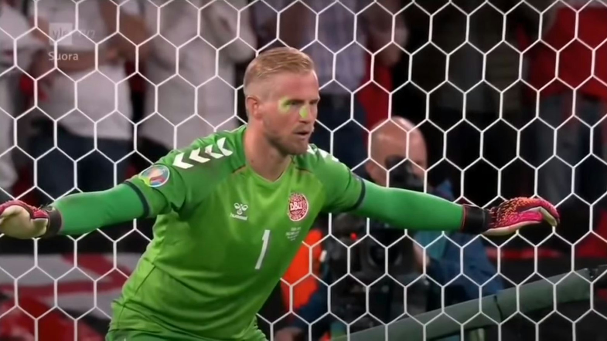 EM 2021: Dänemarks Torhüter Kasper Schmeichel vor dem Elfmeter. Ein Fan fixiert ihn mit einem Laserpointer.
