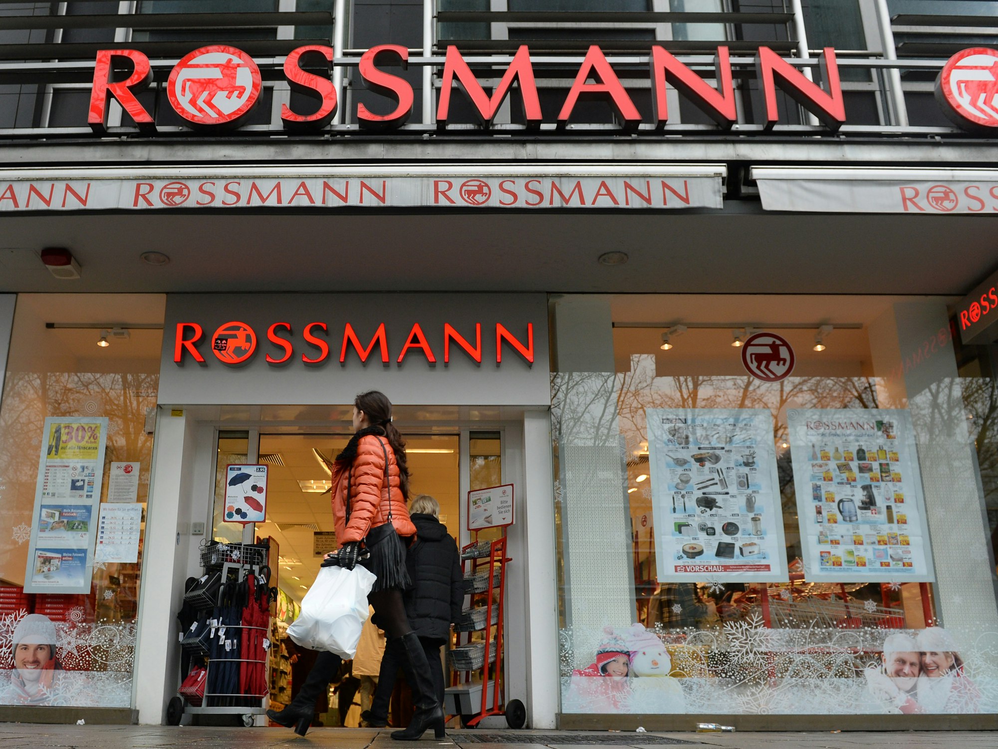Eingang einer Rossmann-Filiale.