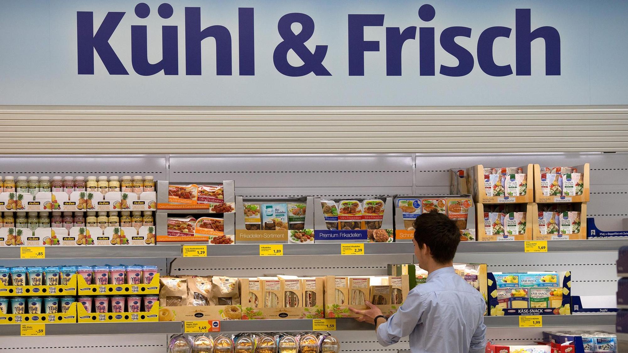 Ein Aldi-Mitarbeiter befüllt 2014 in Düsseldorf (Nordrhein-Westfalen) in der Aldi-Filiale an der Königsallee die Regale. Wegen eines Sorbets, gibt es Zoff. Es darf nicht die geschützte Bezeichnung Champagner tragen.