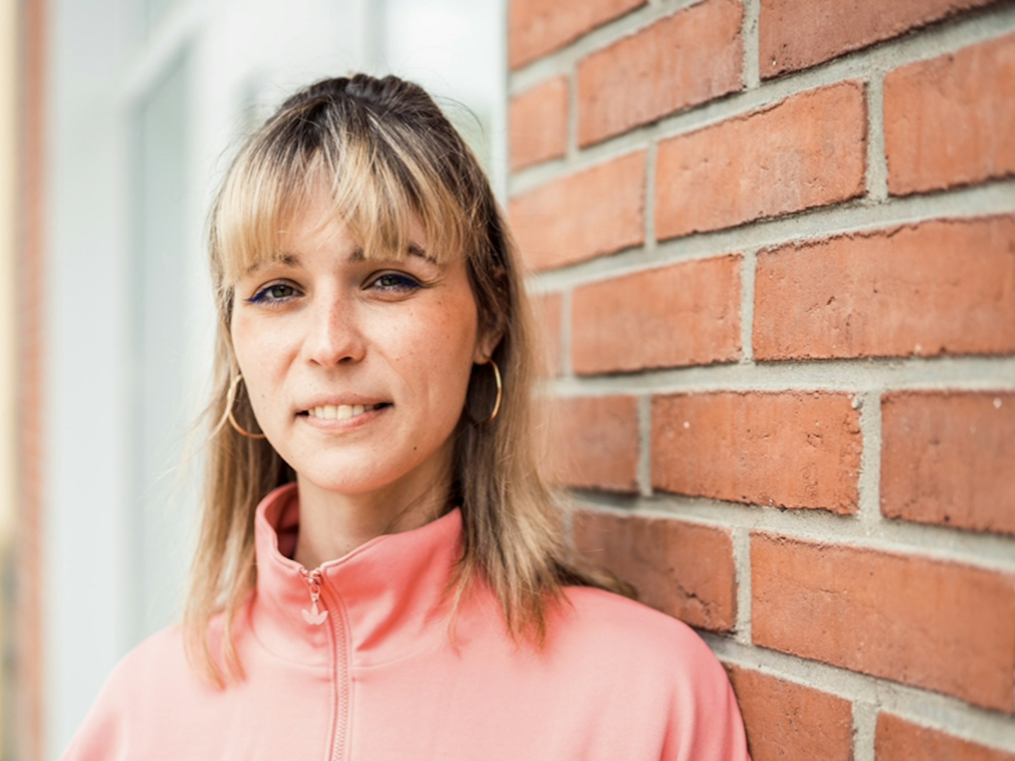 Nyke Slawik lehnt sich in Köln-Mülheim an eine Wand. Sie zieht in den Deutschen Bundestag ein