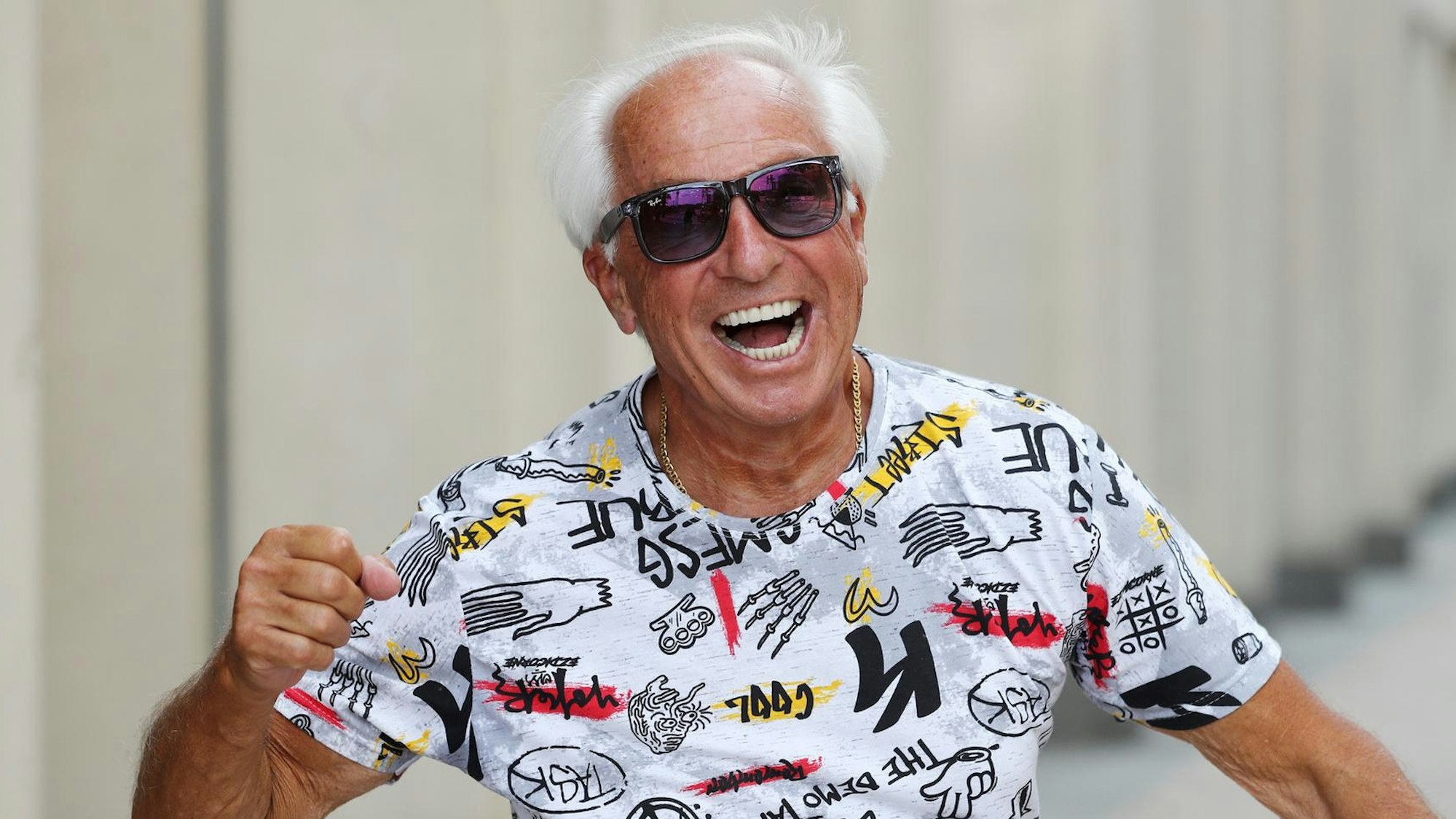 Reinhold Geiss jubelt und lacht.