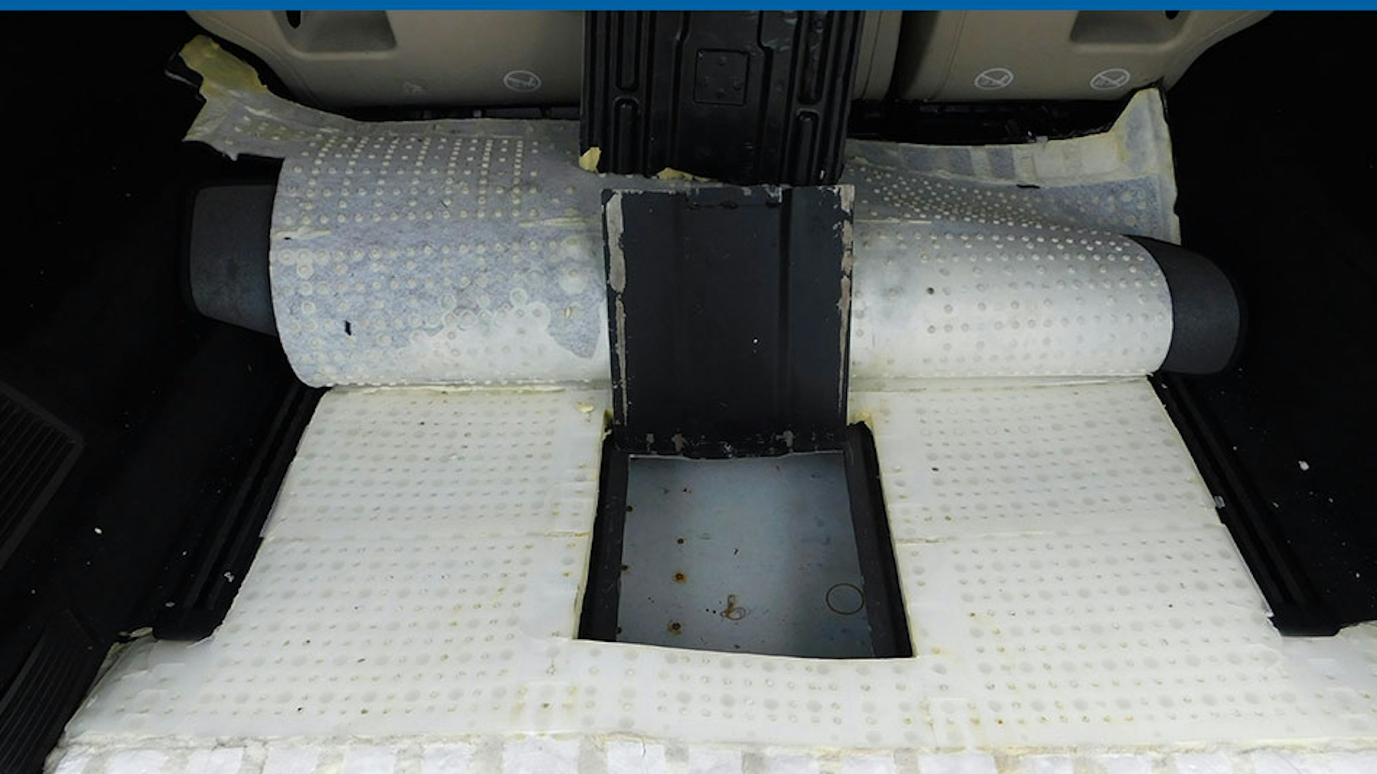 Im Kofferraumboden ist eine Klappe, unter der sich ein Hohlraum befindet.