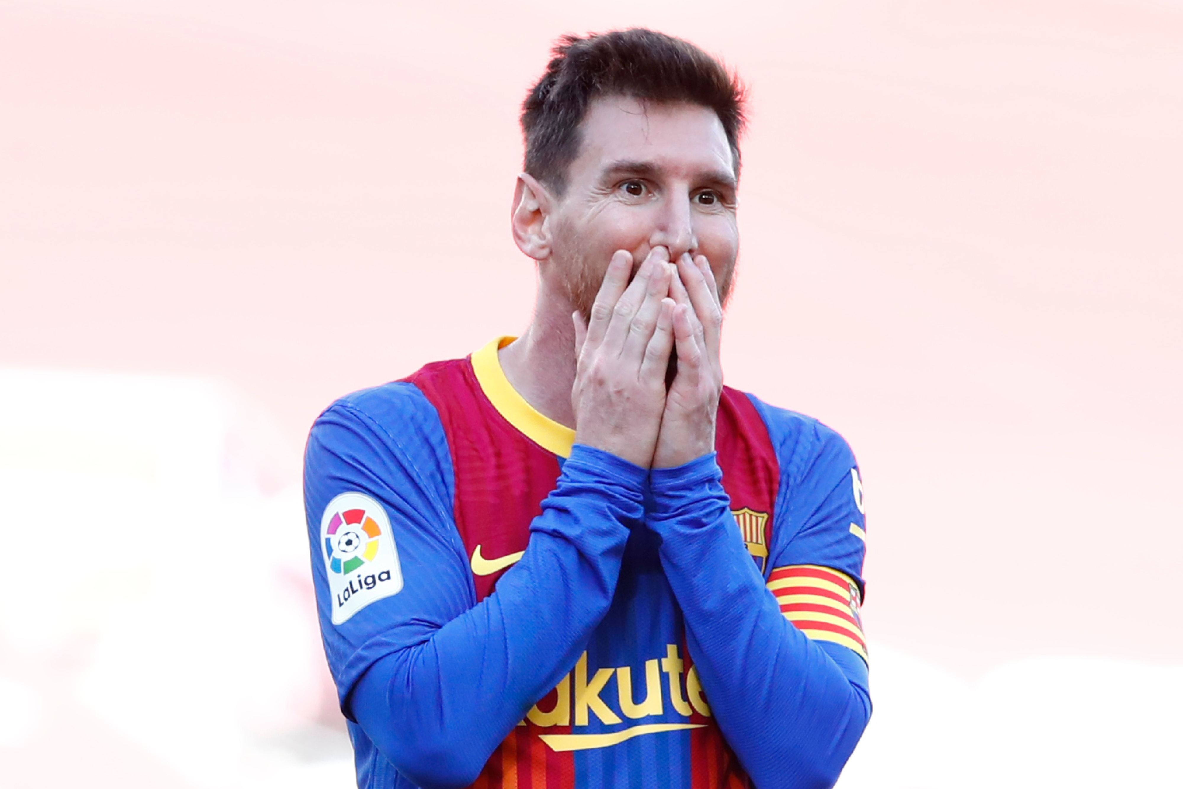 Lionel Messi hält sich die Hände vor den Mund