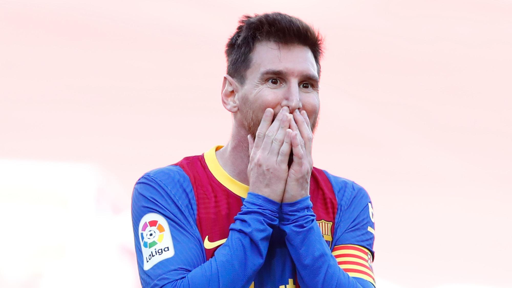 Lionel Messi hält sich die Hände vor den Mund