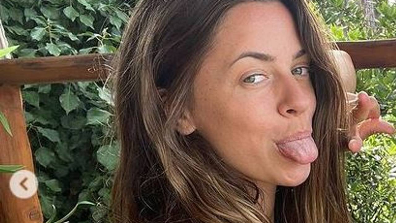 Vanessa Mai grüßt auf Instagram mit einem Selfie aus dem Kroatien-Urlaub, streckt dabei die Zunge heraus. Sie hat im Kroatien-Urlaub ein Kinderfoto von sich nachgestellt.