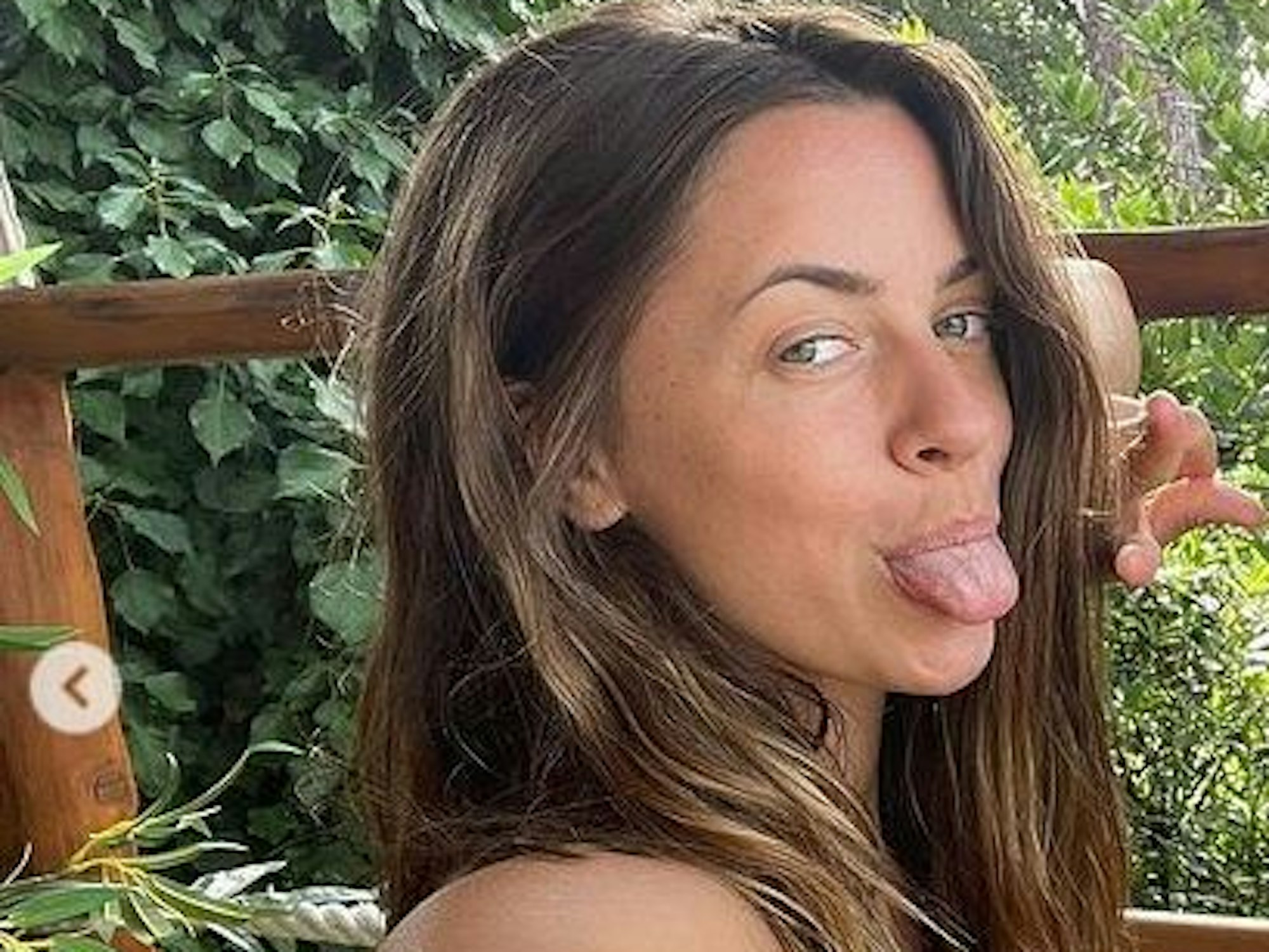 Vanessa Mai grüßt auf Instagram mit einem Selfie aus dem Kroatien-Urlaub. Sie streckt dabei die Zunge heraus.