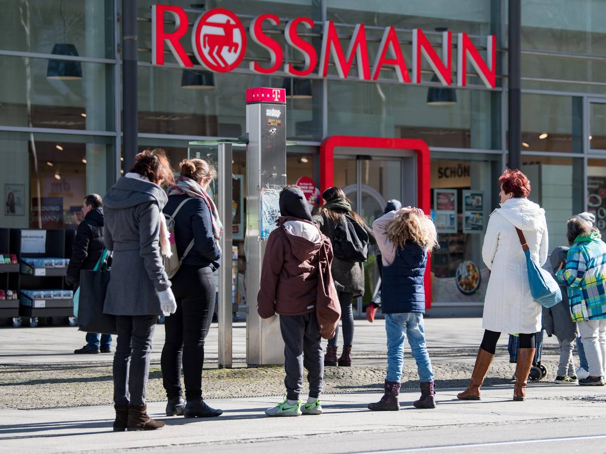 Kunden einer Drogerie stehen im Zentrum von Chemnitz vor dem Geschäft in einer Warteschlange (Archivbild vom März 2020): Große Handelsketten rechnen derzeit mit Preissteigerungen, der Grund sind Logistikengpässe.