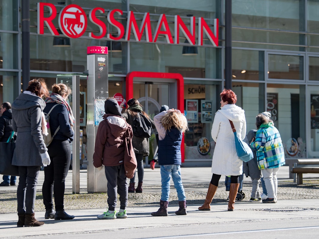 Kunden einer Drogerie stehen im Zentrum von Chemnitz vor dem Geschäft in einer Warteschlange (Archivbild vom März 2020): Große Handelsketten rechnen derzeit mit Preissteigerungen, der Grund sind Logistikengpässe.