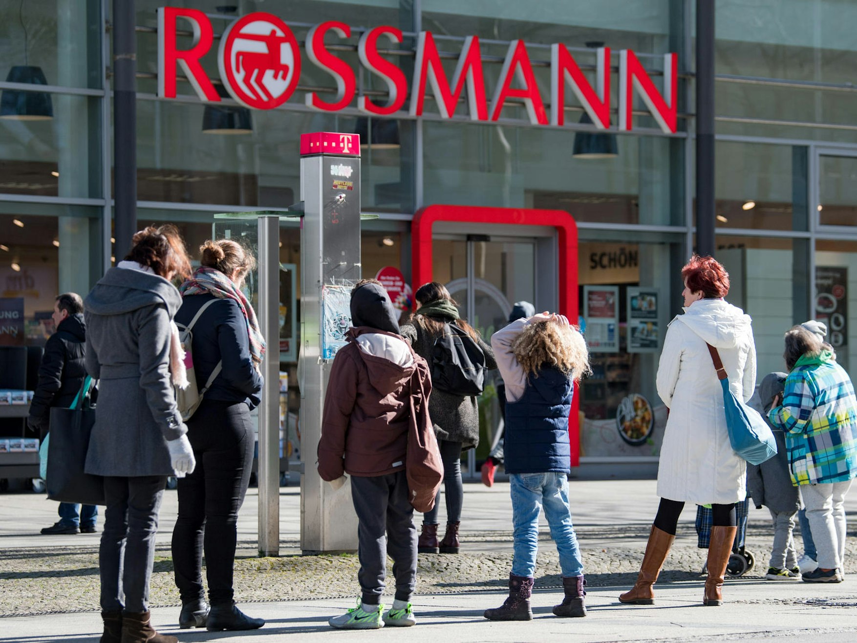 Kunden einer Drogerie stehen im Zentrum von Chemnitz vor dem Geschäft in einer Warteschlange (Archivbild vom März 2020): Große Handelsketten rechnen derzeit mit Preissteigerungen, der Grund sind Logistikengpässe.