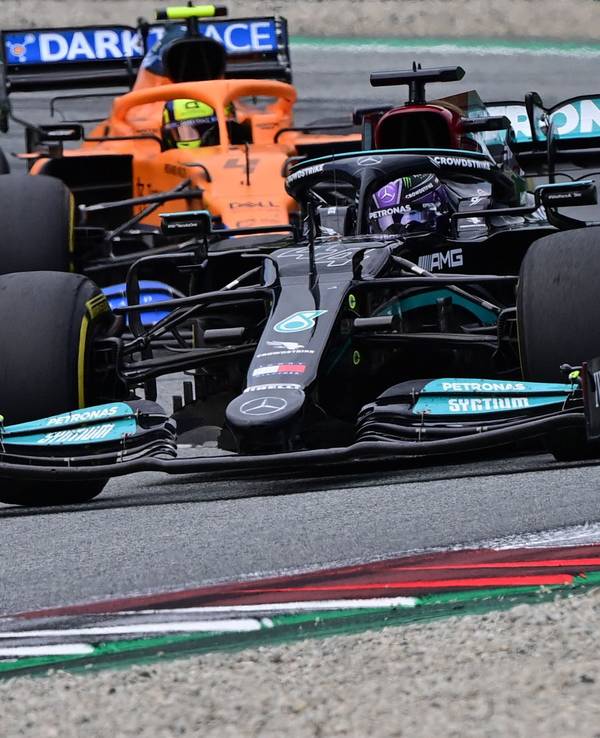 Lewis Hamilton fährt am 4. Juli im Rennen der Formel 1 in Spielberg vor Lando Norris.