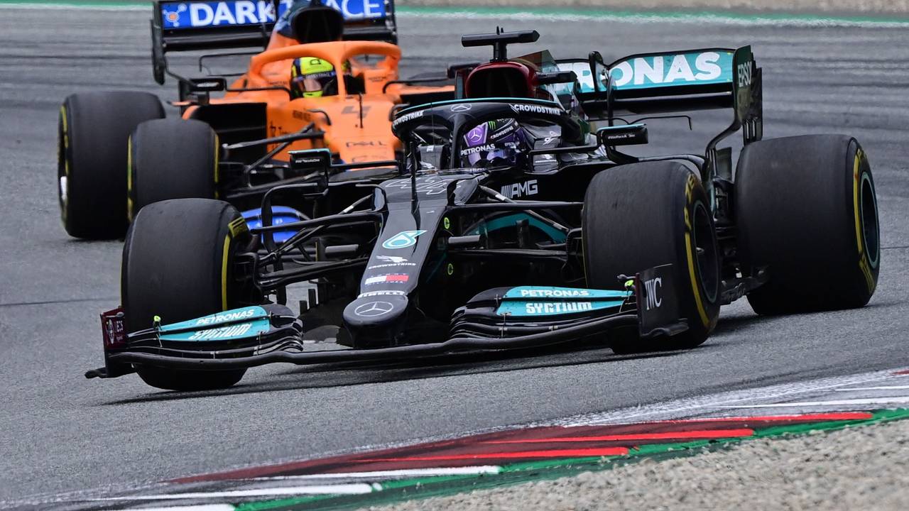 Lewis Hamilton fährt am 4. Juli im Rennen der Formel 1 in Spielberg vor Lando Norris.