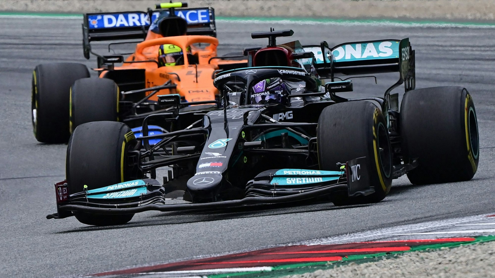 Lewis Hamilton fährt am 4. Juli im Rennen der Formel 1 in Spielberg vor Lando Norris.