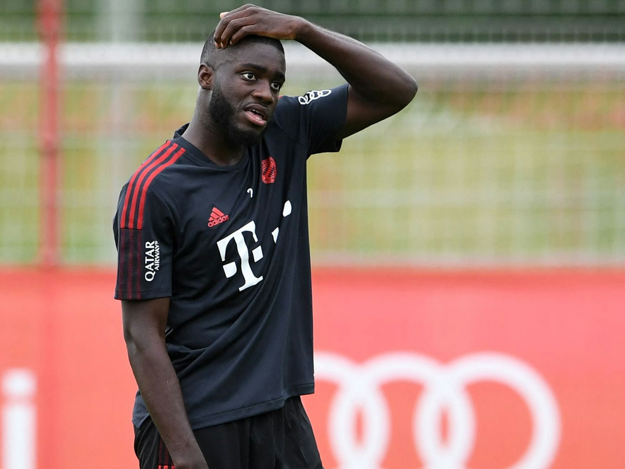 Bayern Münchens Neuzugang Dayot Upamecano geht über den Trainingsplatz.