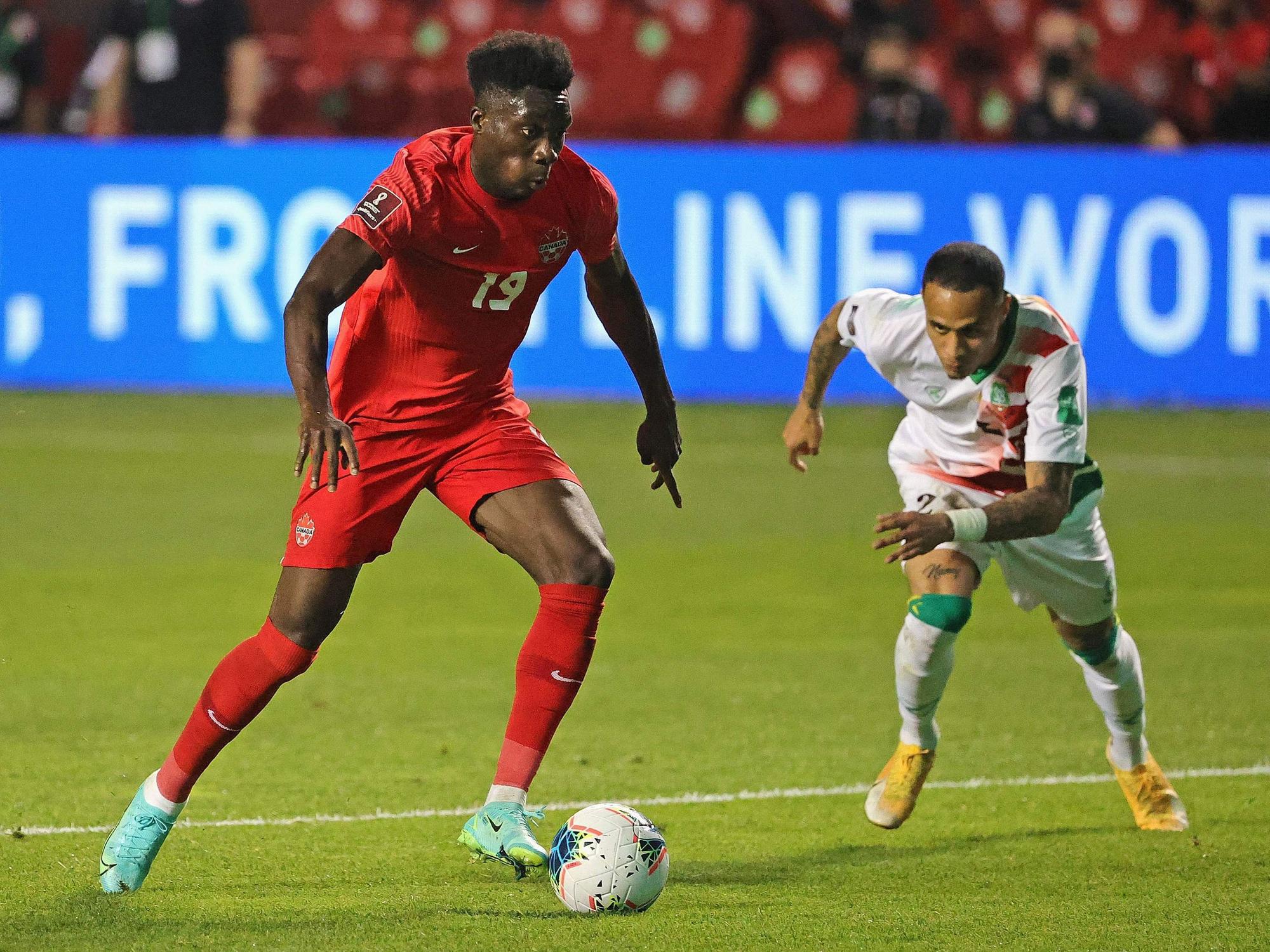 Alphonso Davies im Trikot der kanadischen Nationalmannschaft gegen Suriname.