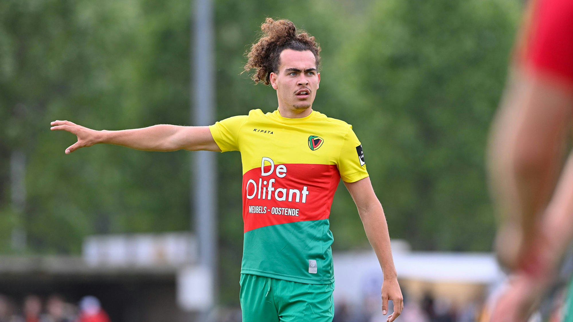 Arthur Theate gibt im Trikot von KV Oostende Anweisungen