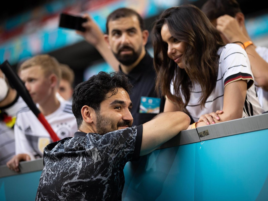 Ilkay Gündogan tauscht ein paar Zärtlichkeiten mit Sara Arfaoui nach dem Portugal-Spiel aus.