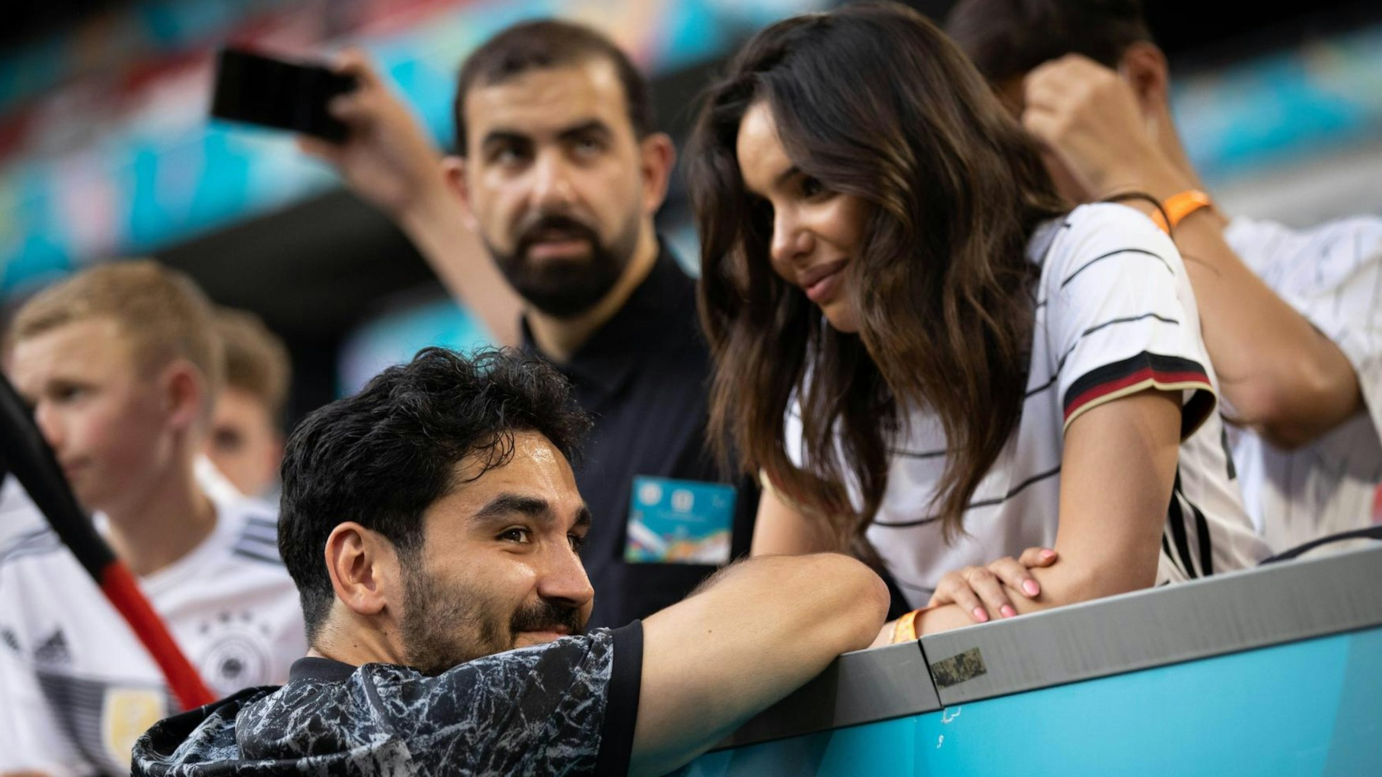 Ilkay Gündogan tauscht ein paar Zärtlichkeiten mit Sara Arfaoui nach dem Portugal-Spiel aus.