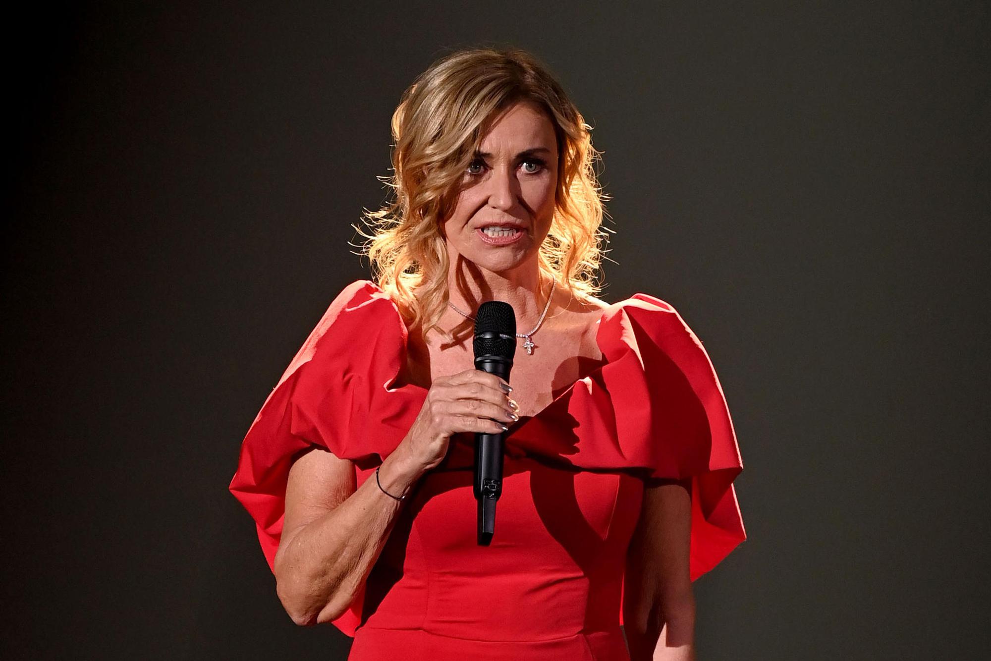 Unternehmerin Dagmar Wöhrl spricht bei der TV-Spendengala "Ein Herz für Kinder" auf der Bühne.