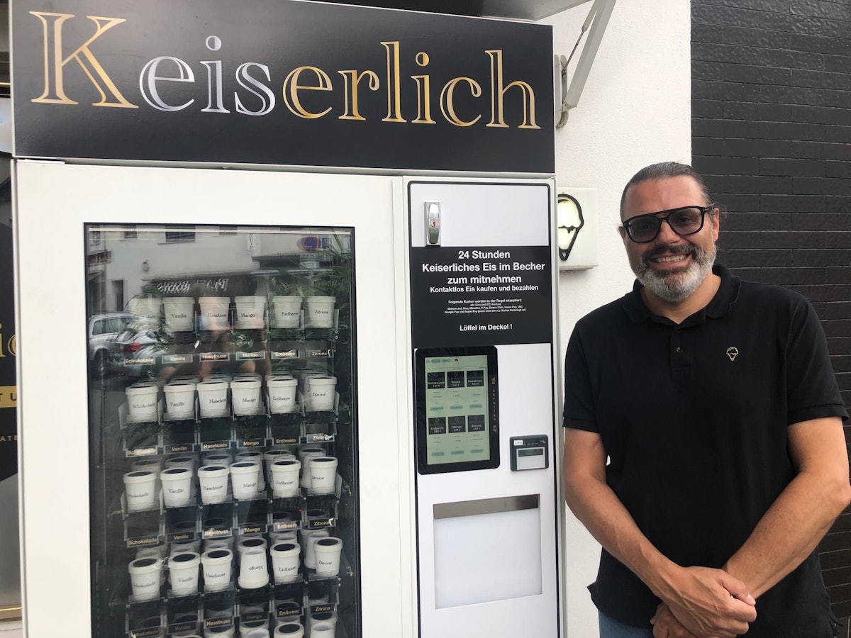 Der Kölner Eisdielen-Betreiber Rainer Winter stellt seinen Eisautomaten vor.