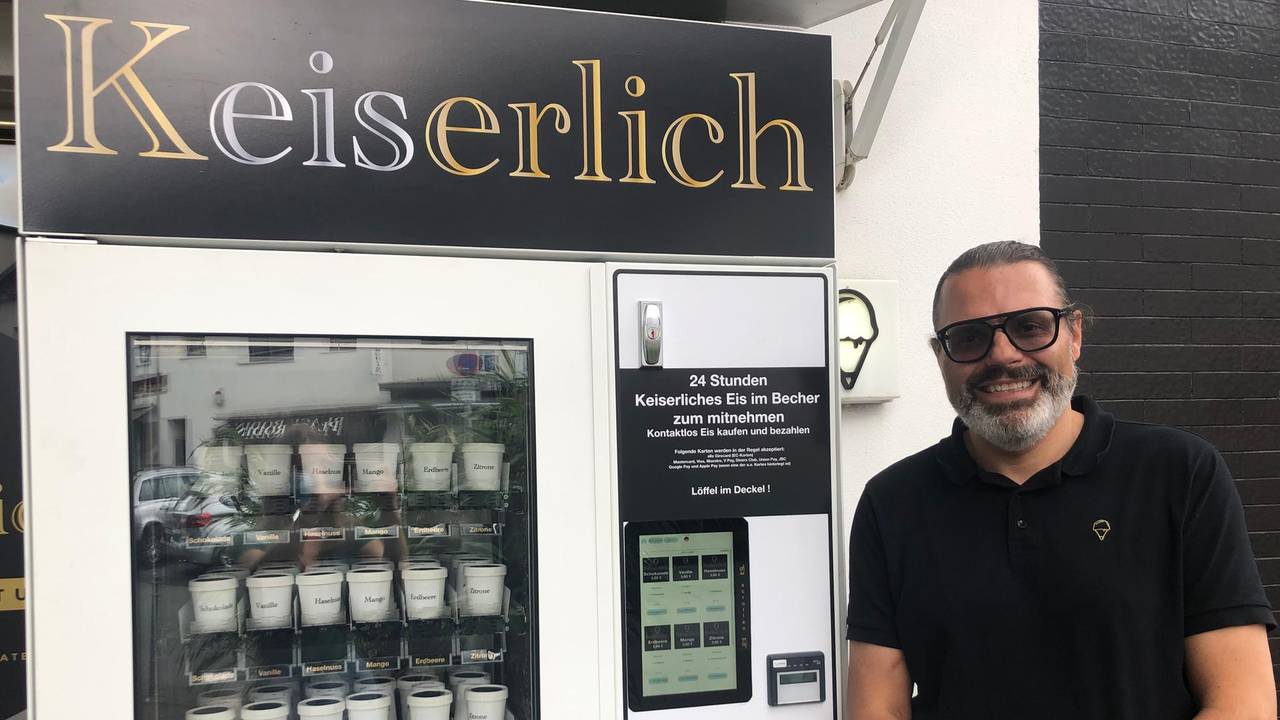 Der Kölner Eisdielen-Betreiber Rainer Winter stellt seinen Eisautomaten vor.