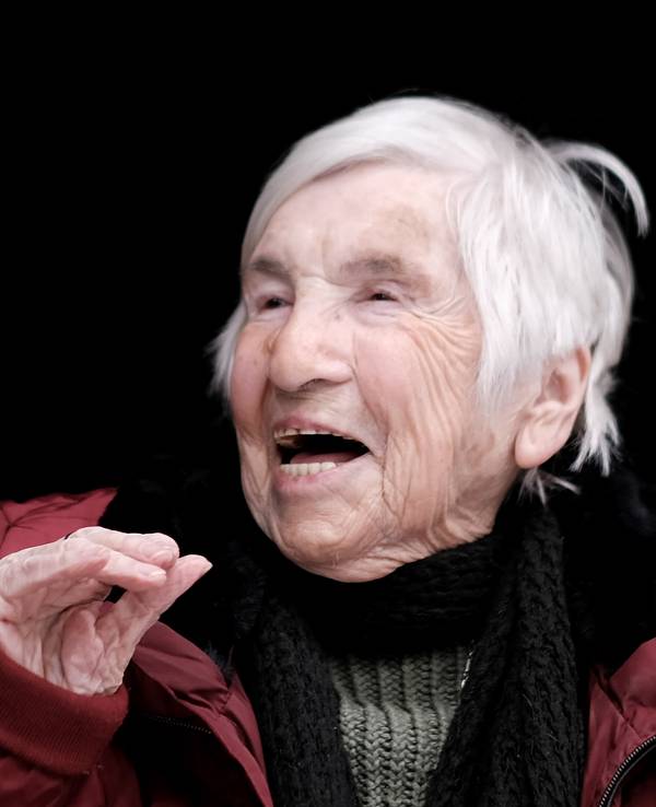 Die KZ-Überlebende Esther Bejarano bei einem Auftritt im Kölner Irmgardis Gymnasium im im Januar 2019.