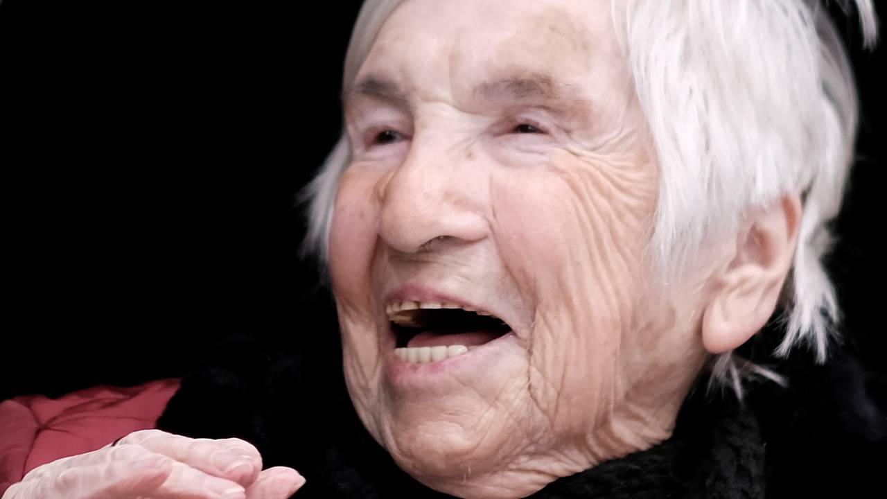 Die KZ-Überlebende Esther Bejarano bei einem Auftritt im Kölner Irmgardis Gymnasium im im Januar 2019.