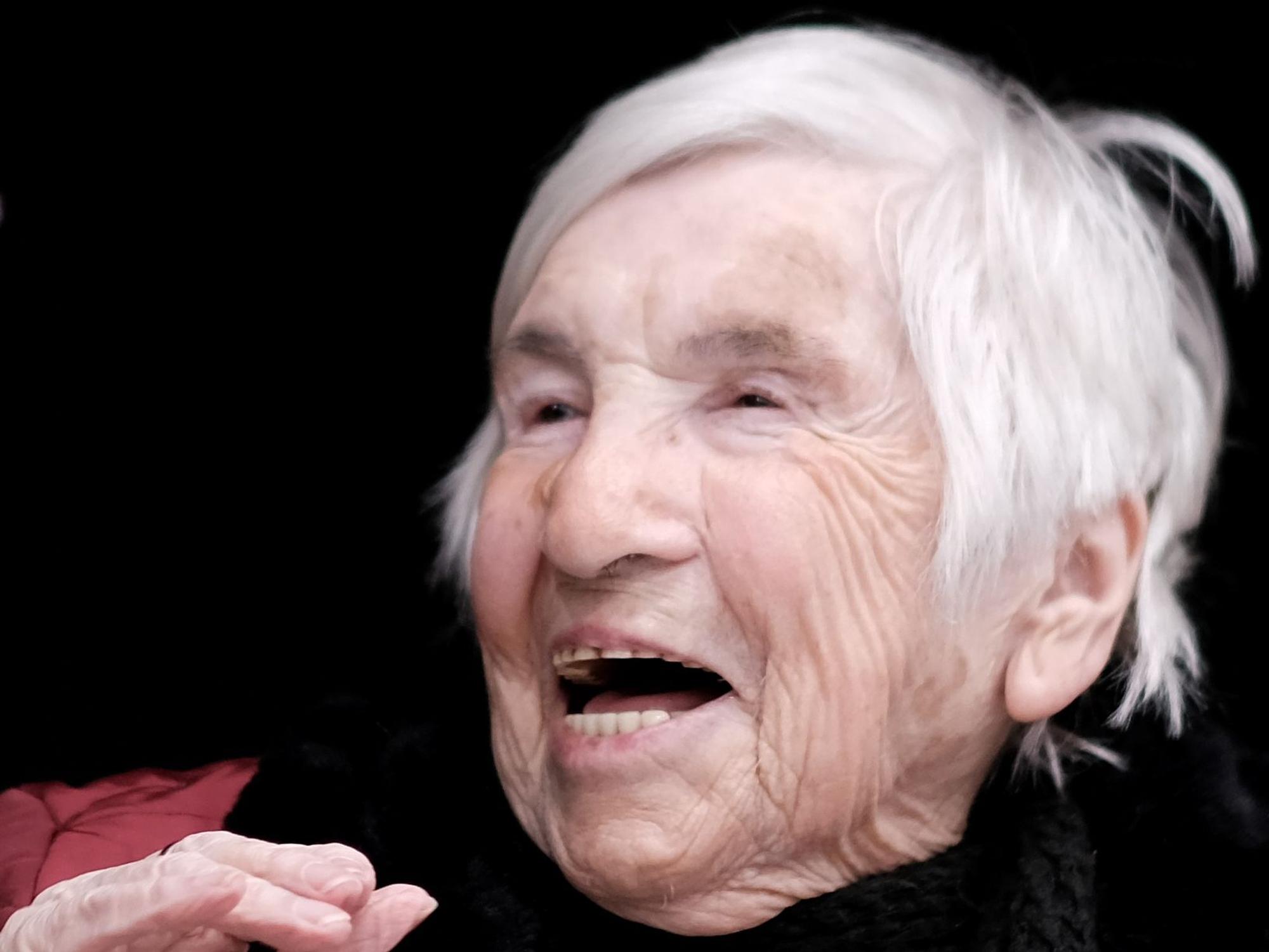Die KZ-Überlebende Esther Bejarano bei einem Auftritt im Kölner Irmgardis Gymnasium im im Januar 2019.