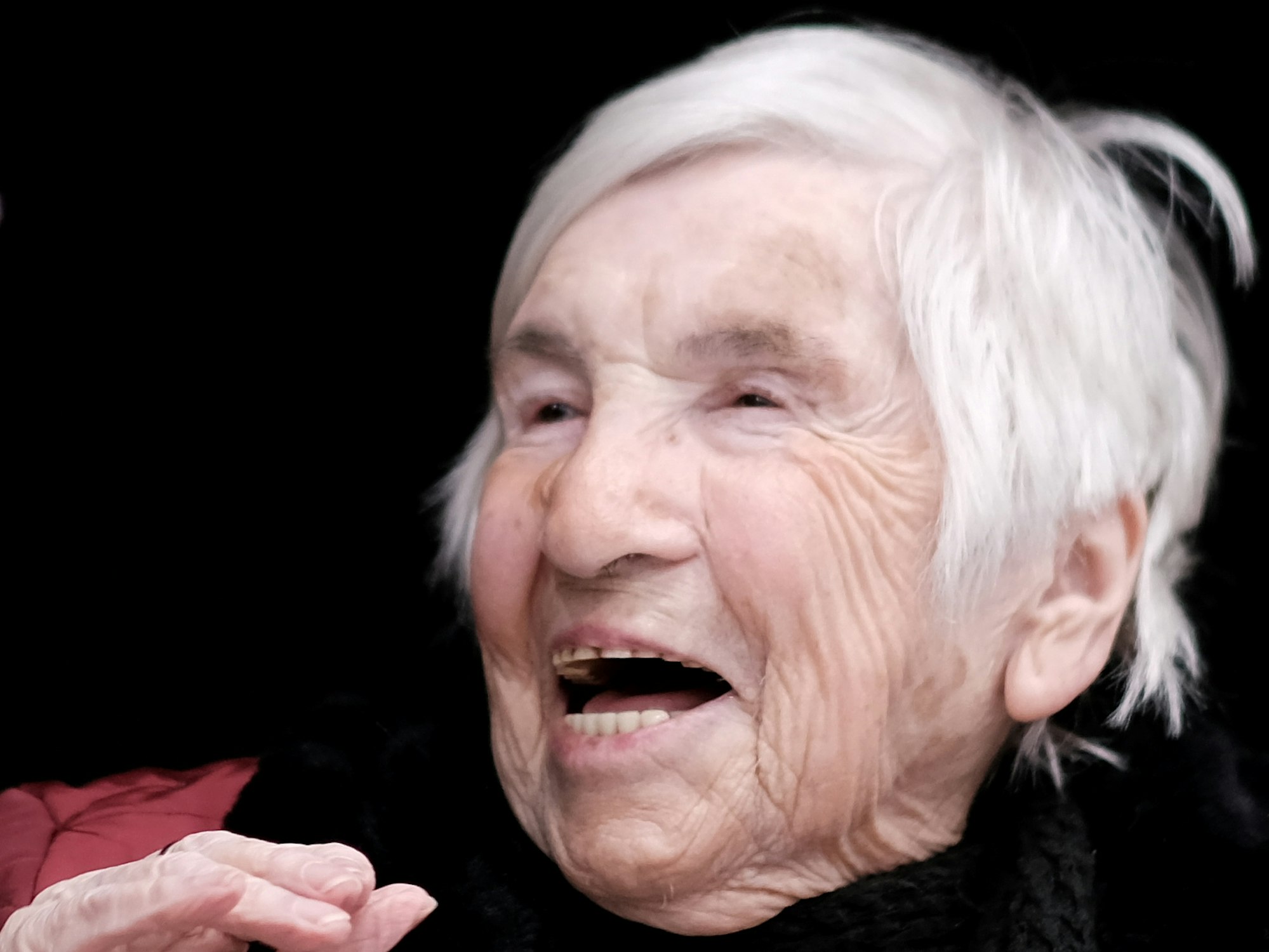 Die KZ-Überlebende Esther Bejarano bei einem Auftritt im Kölner Irmgardis Gymnasium im im Januar 2019.