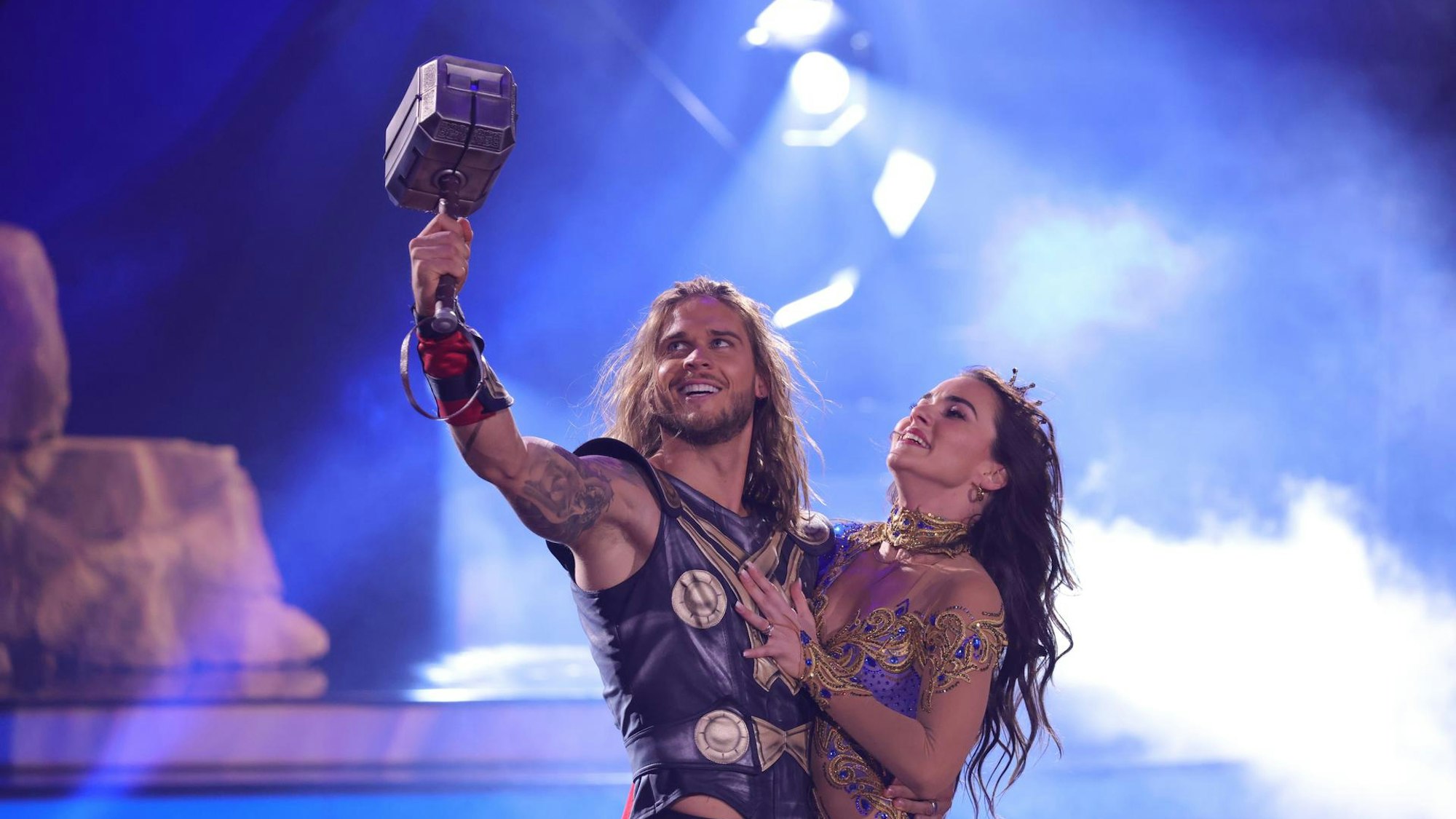 Rúrik Gíslason tanzt im Kostüm des hammerschwingenden Donnergotts Thor mit seiner Tanzpartnerin Renata Lusin bei der RTL-Tanzshow "Let's Dance".