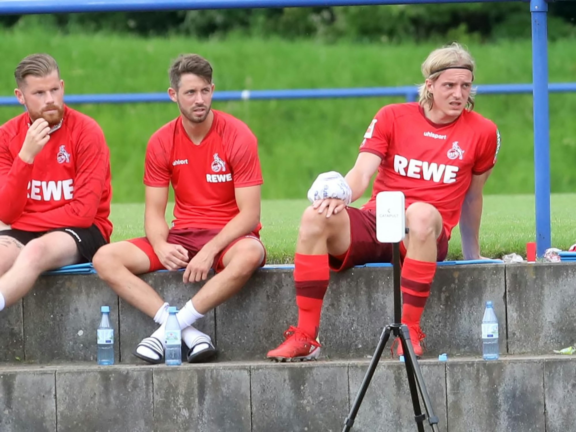 Sebastiaan Bornauw sitzt beim Testspiel des 1. FC Köln gegen den MSV Duisburg draußen.
