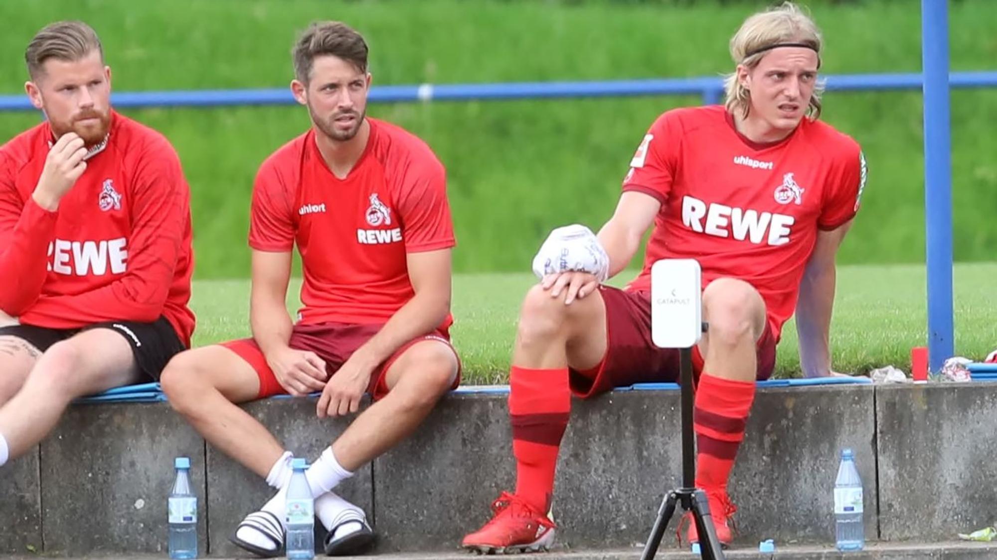 Sebastiaan Bornauw sitzt beim Testspiel des 1. FC Köln gegen den MSV Duisburg draußen.