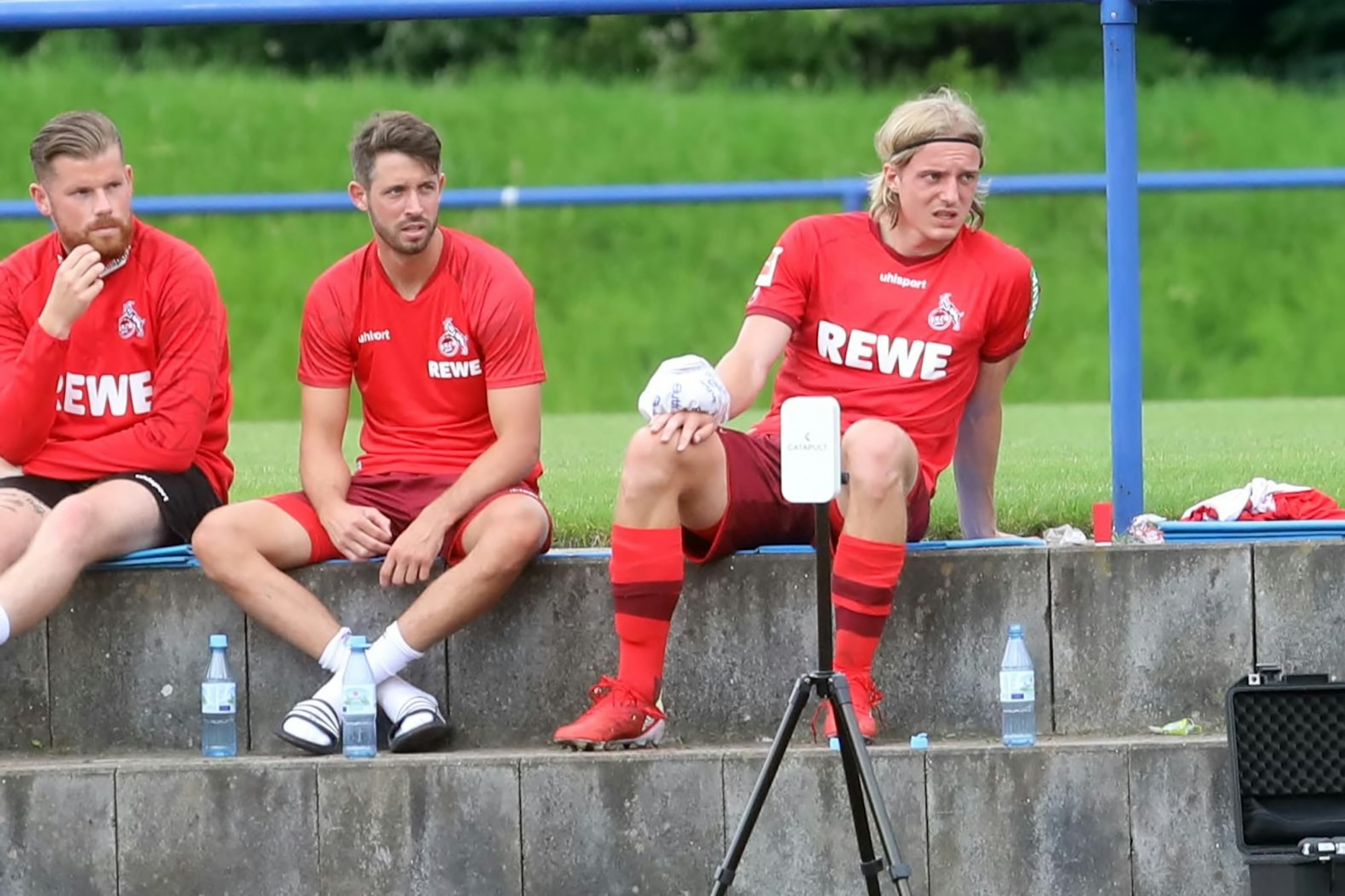 Sebastiaan Bornauw sitzt beim Testspiel des 1. FC Köln gegen den MSV Duisburg draußen.
