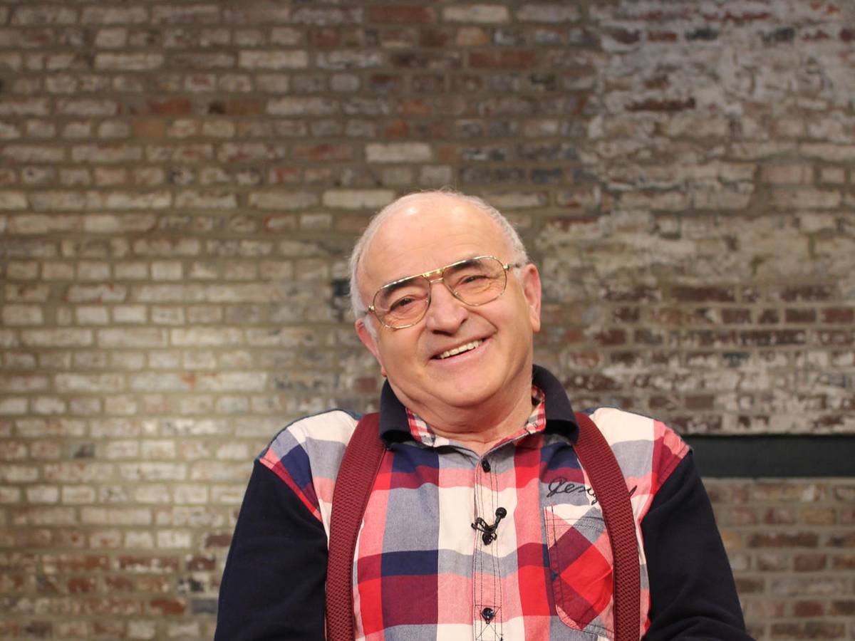 „Bares für Rares“-Händler Ludwig „Lucki“ Hofmaier, hier im ZDF-Studio vor einer Backsteinwand zu sehen, ist jetzt in Rente.
