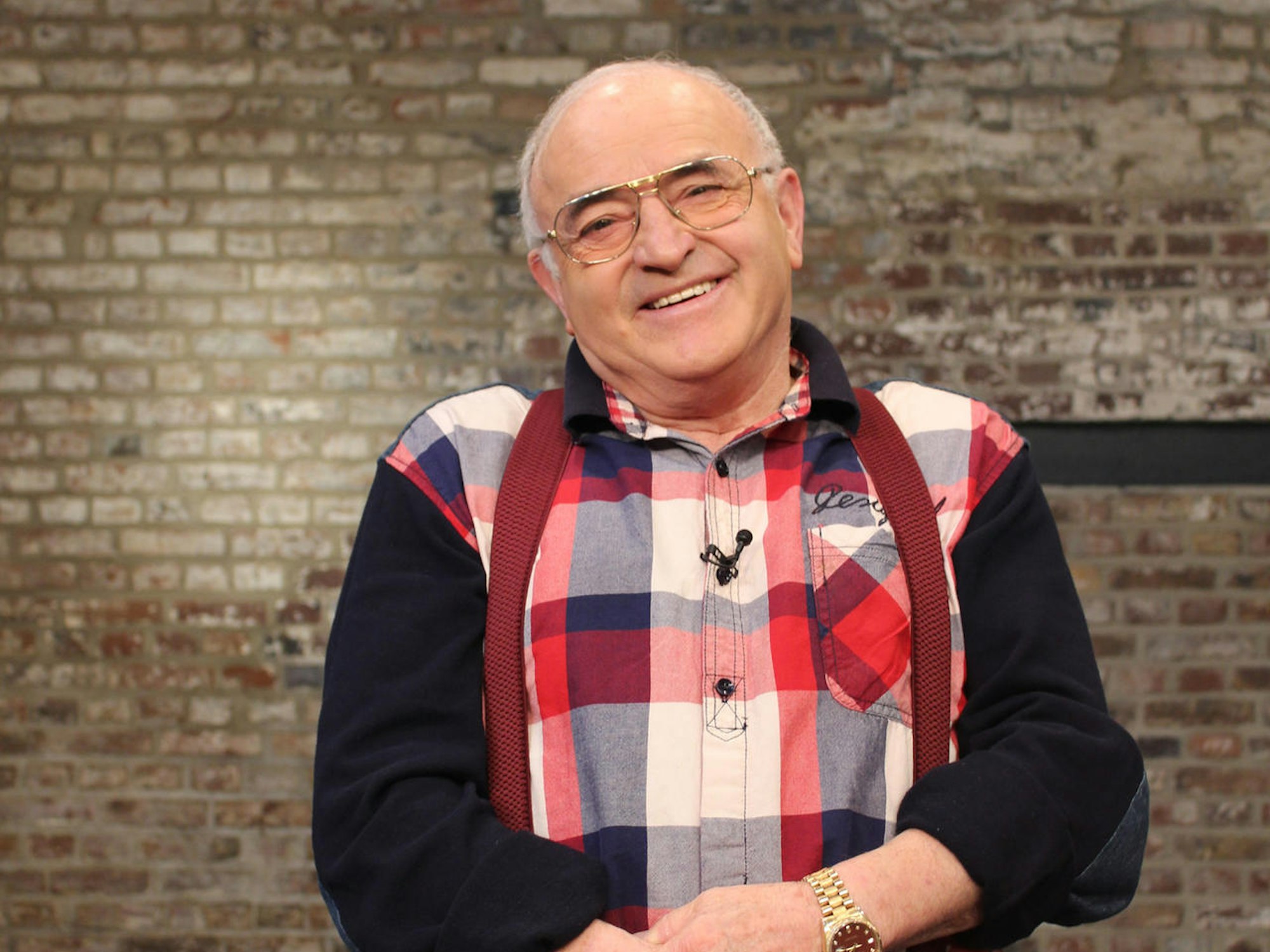 „Bares für Rares“-Händler Ludwig „Lucki“ Hofmaier, hier im ZDF-Studio vor einer Backsteinwand zu sehen, ist jetzt in Rente.