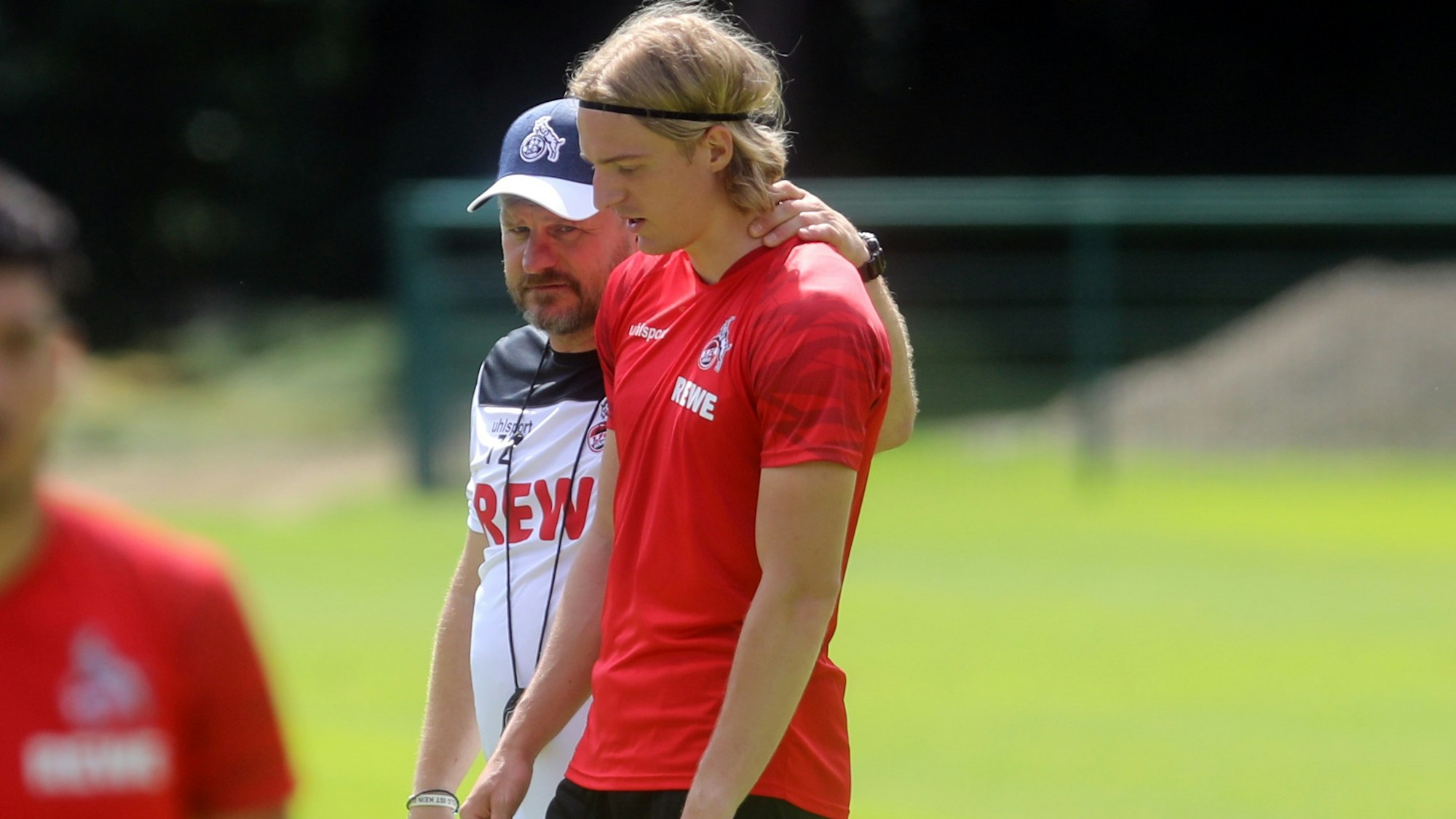 Steffen Baumgart spricht beim 1. FC Köln mit Sebastiaan Bornauw.