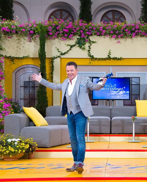 Stefan Mross aus moderiert die ARD-Fernsehsendung "Immer wieder Sonntags" aus dem Europa-Park und begrüßt freudig die Zuschauer.